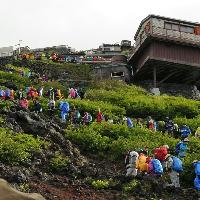 mount-fuji-busy